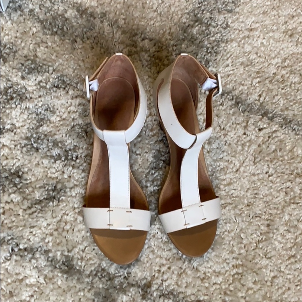 NWT - Caslon Ramona T-Strap Leather Sandal - 7.5